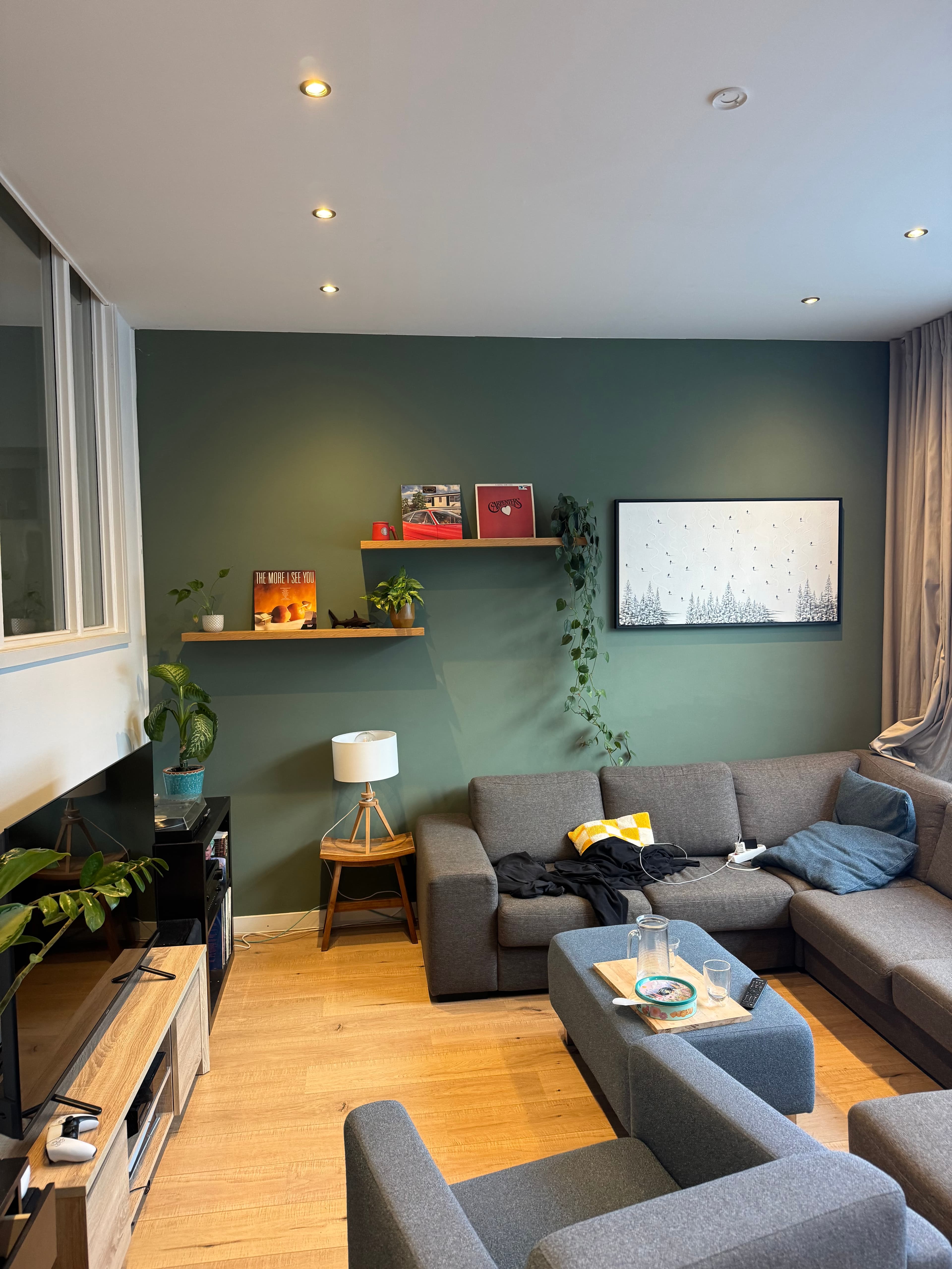 Image accompanying room listing