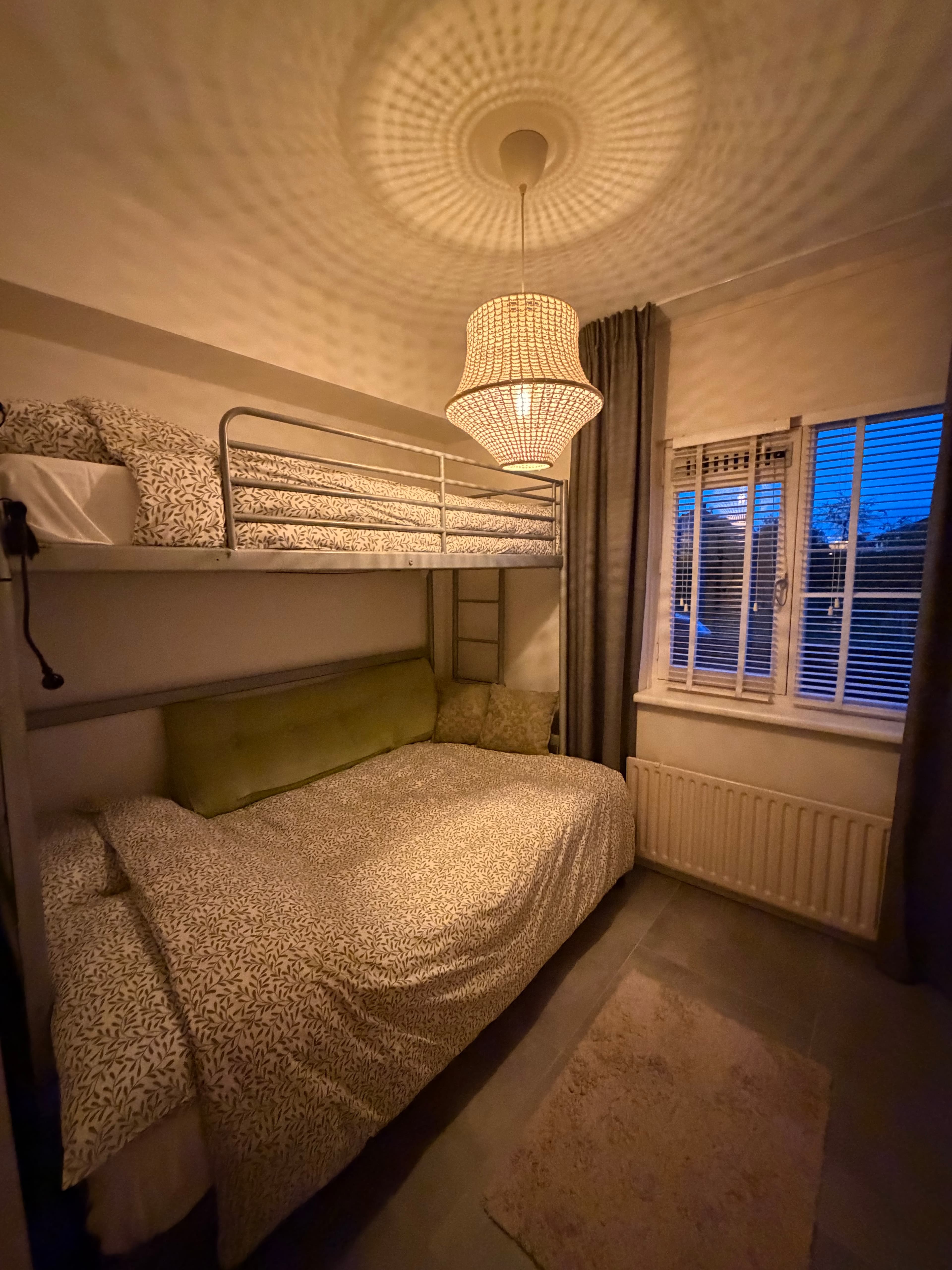 Image accompanying room listing