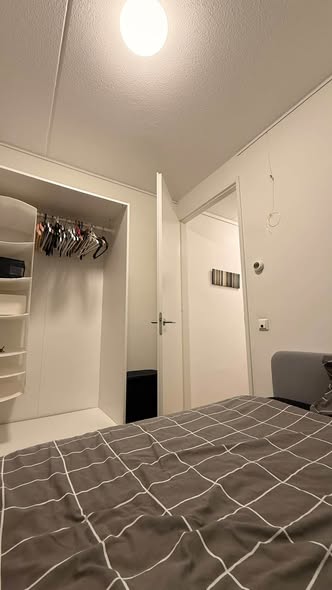Image accompanying room listing