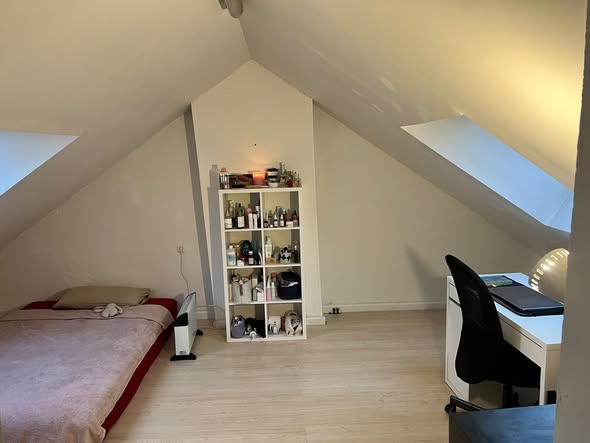 Image accompanying room listing