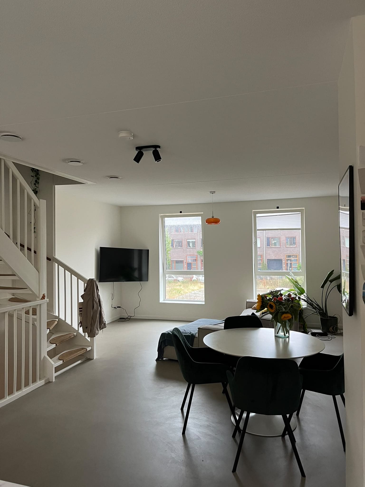 Image accompanying room listing