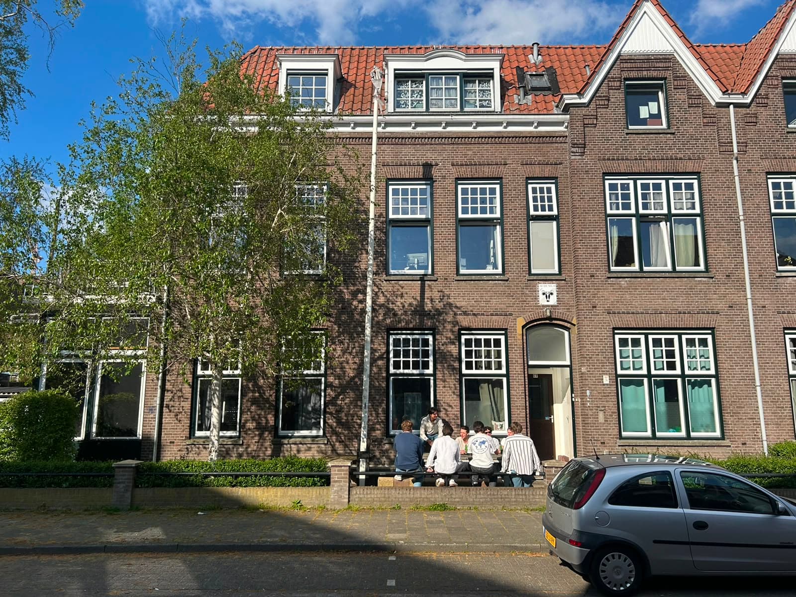 Image accompanying room listing