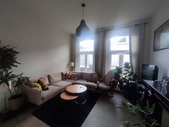 Image accompanying room listing