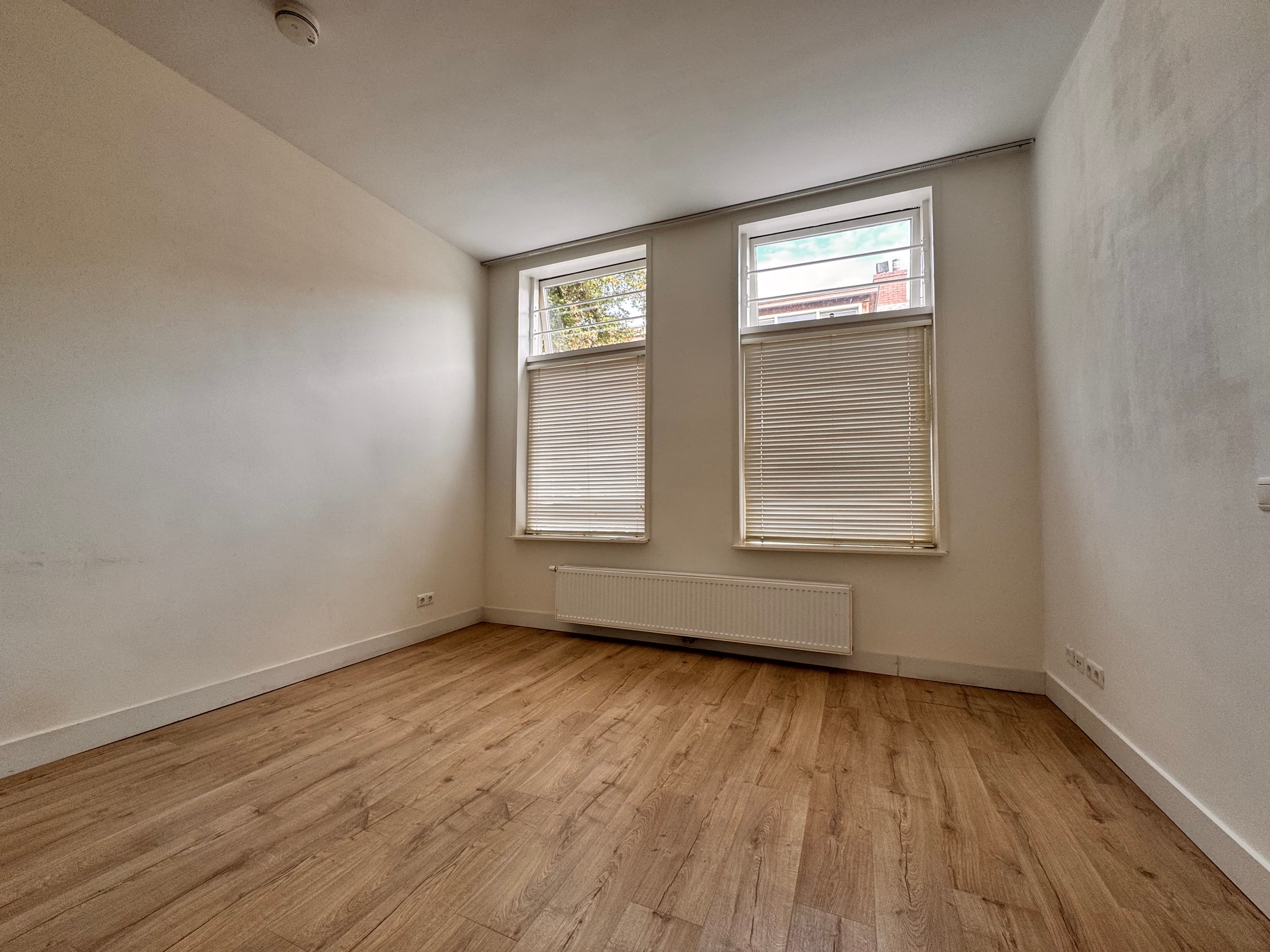 Image accompanying room listing