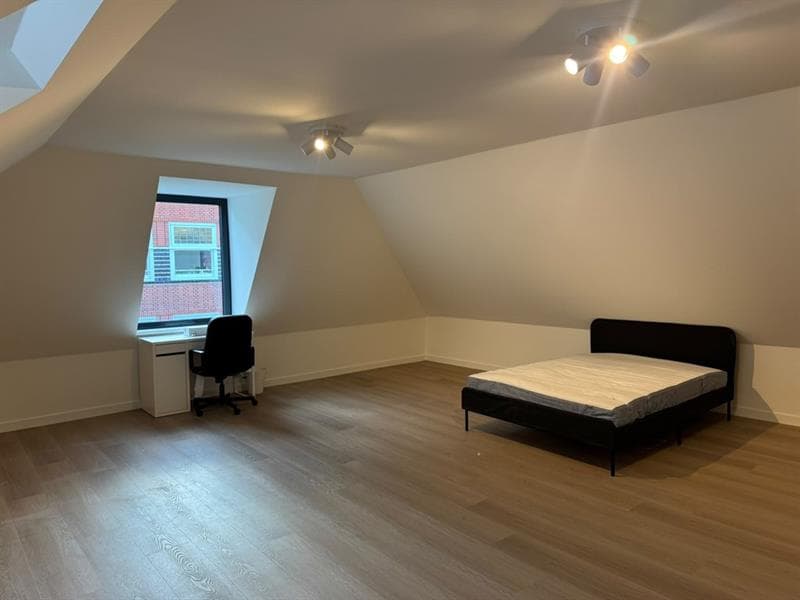 Image accompanying room listing