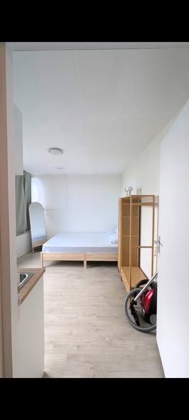 Image accompanying room listing