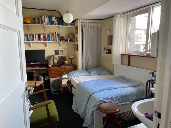 Image accompanying room listing