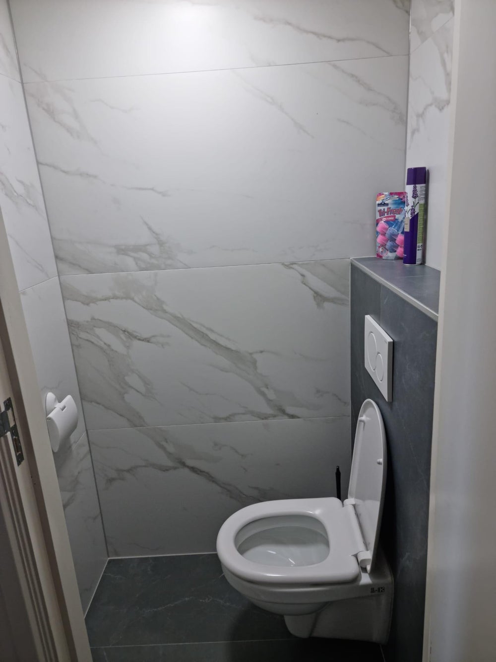 Image accompanying room listing