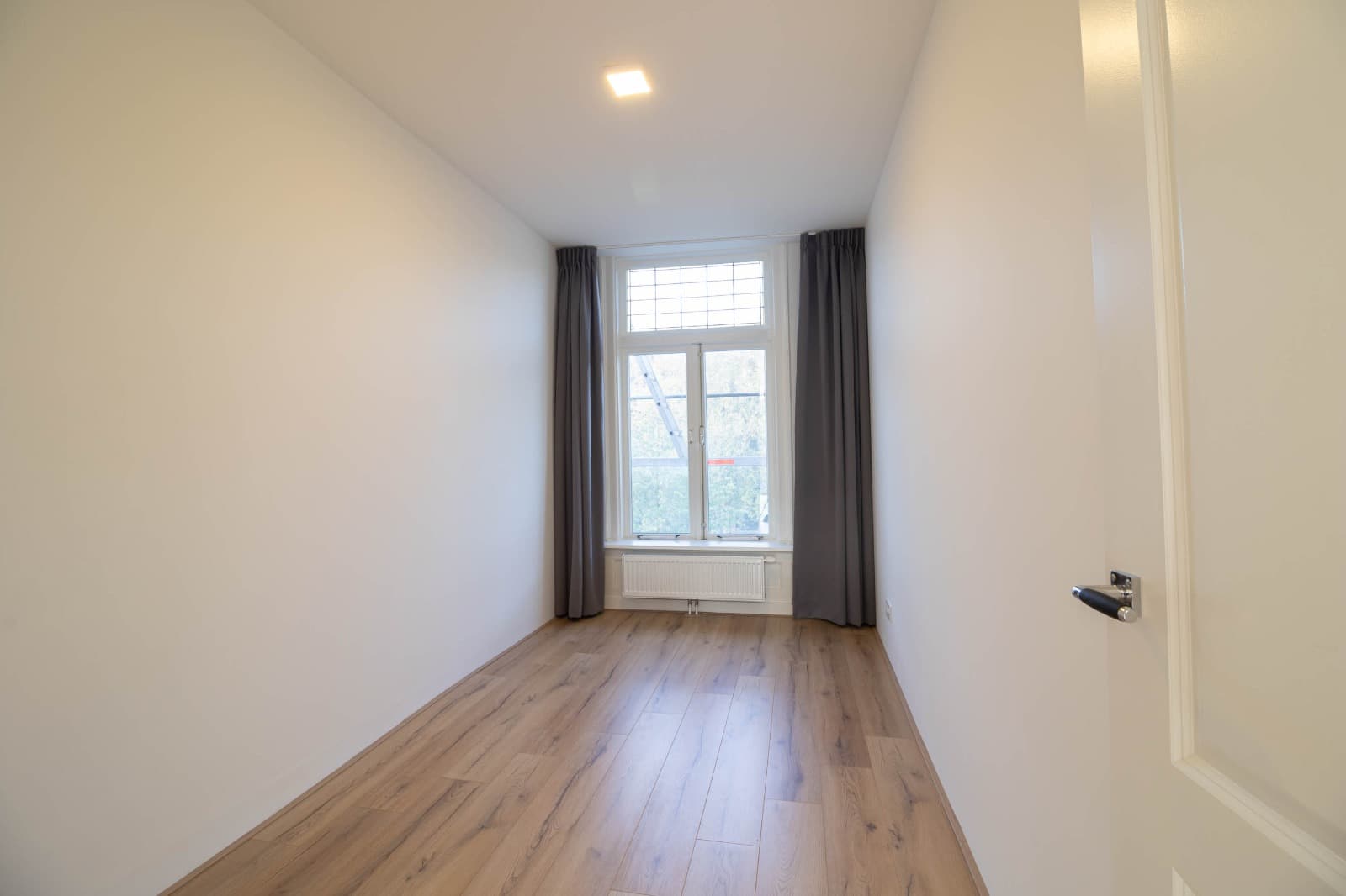 Image accompanying room listing