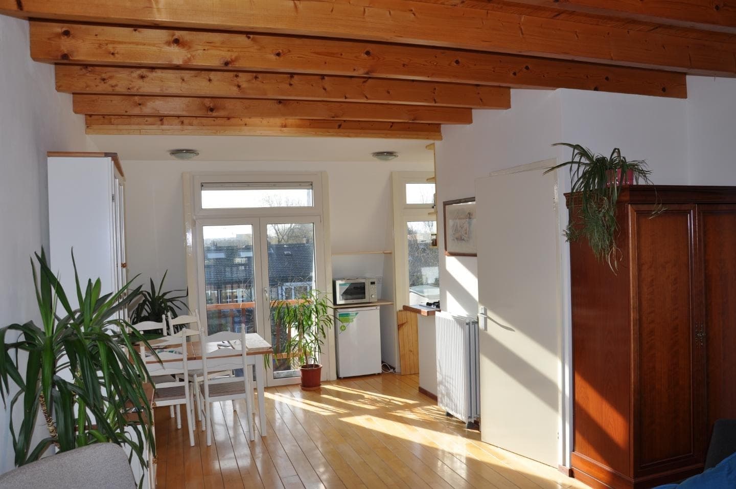 Image accompanying room listing