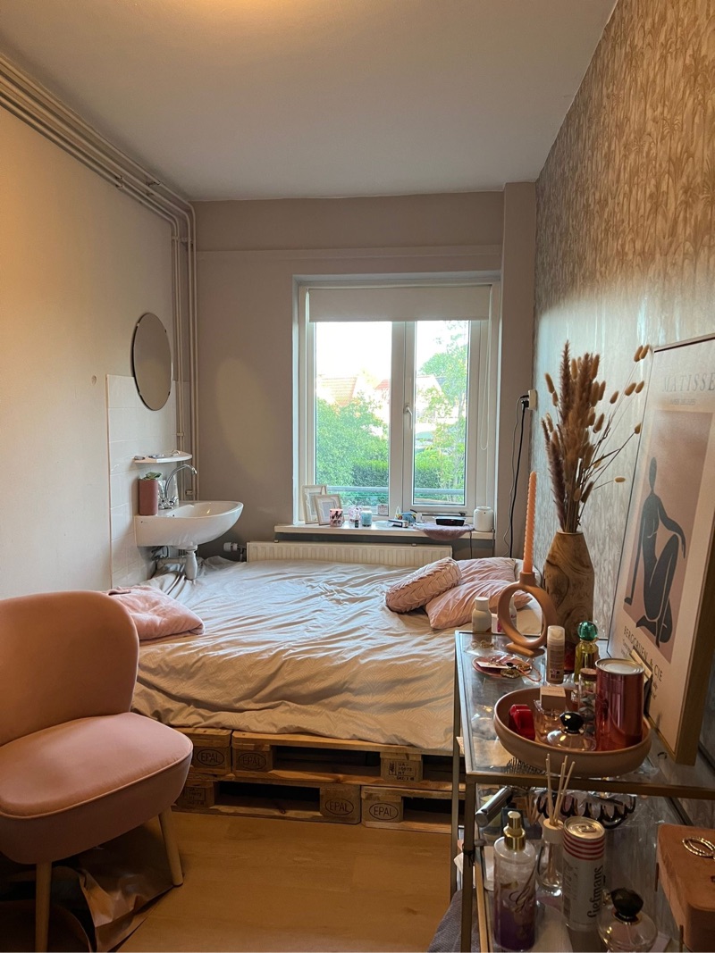 Image accompanying room listing
