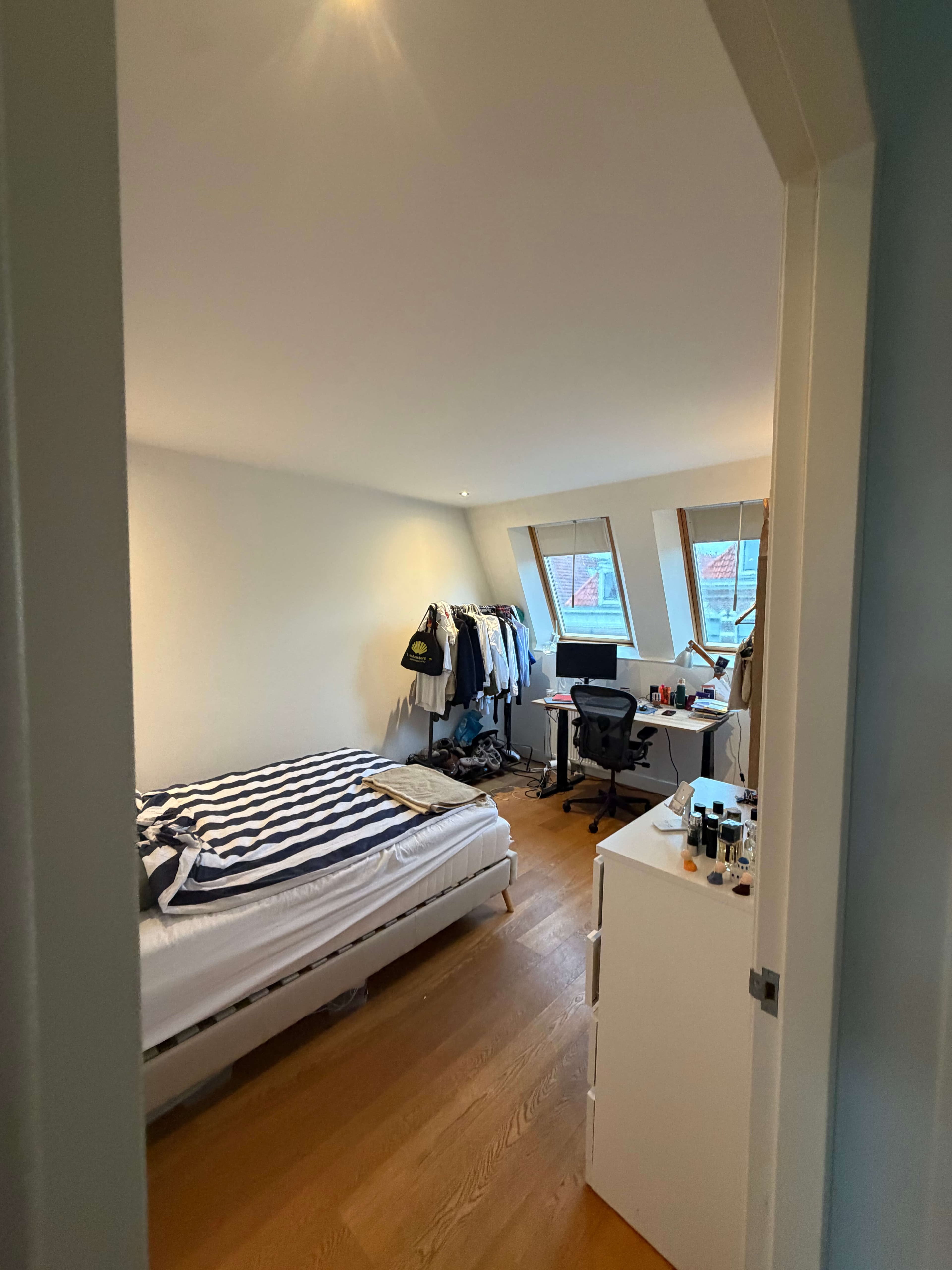 Image accompanying room listing