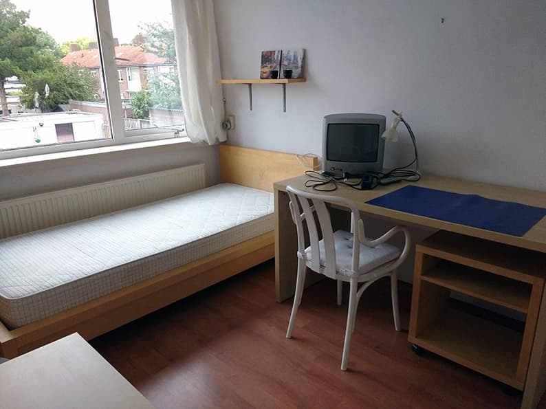 Image accompanying room listing