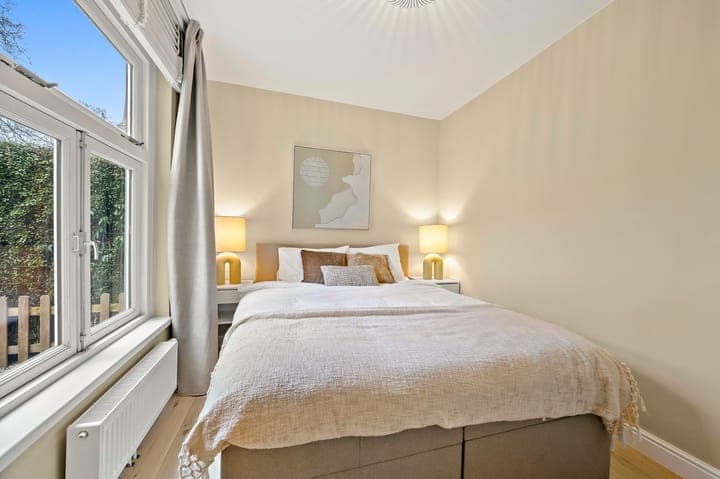 Image accompanying room listing