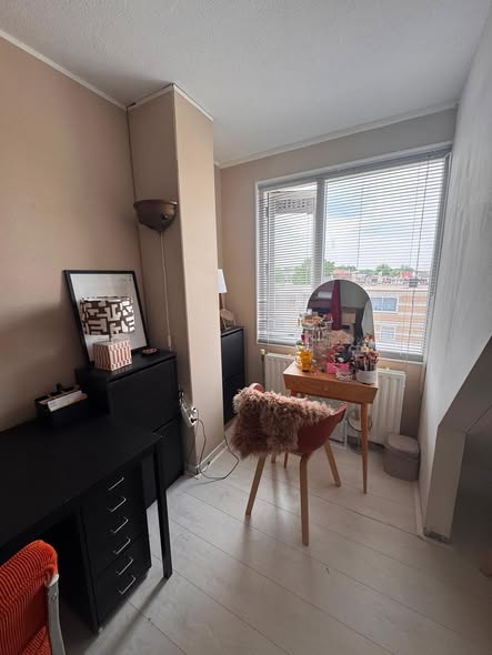 Image accompanying room listing