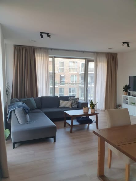 Image accompanying room listing