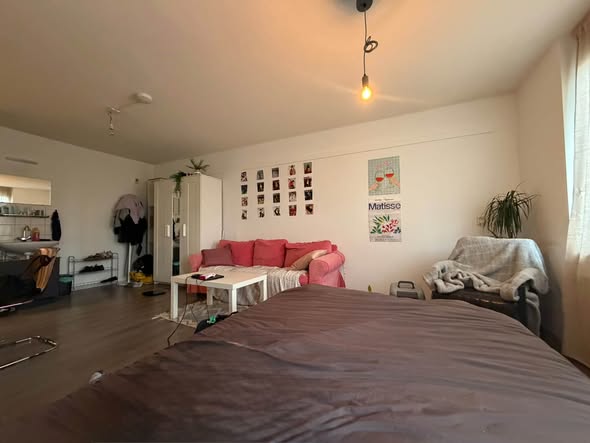 Image accompanying room listing