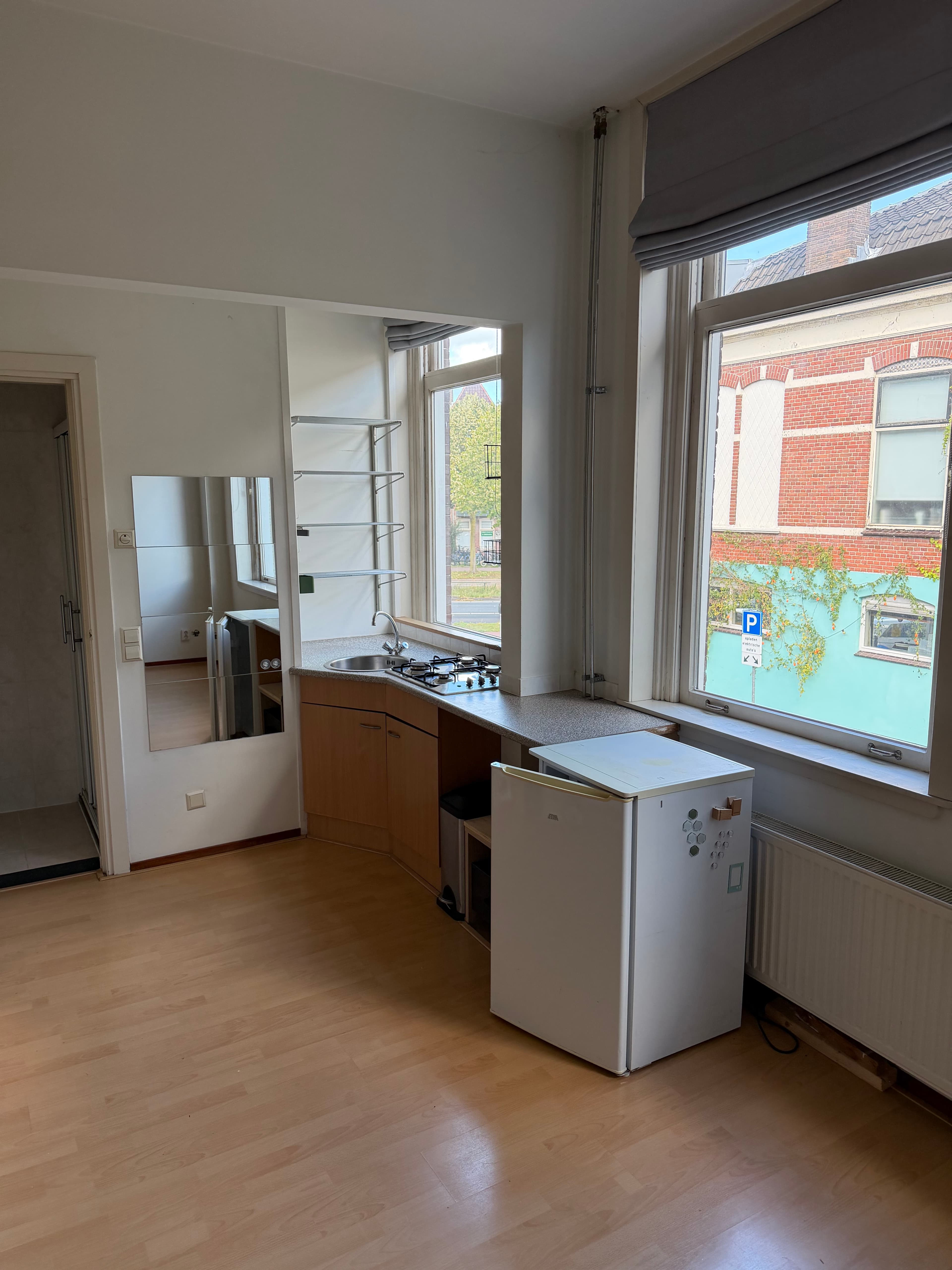 Image accompanying room listing