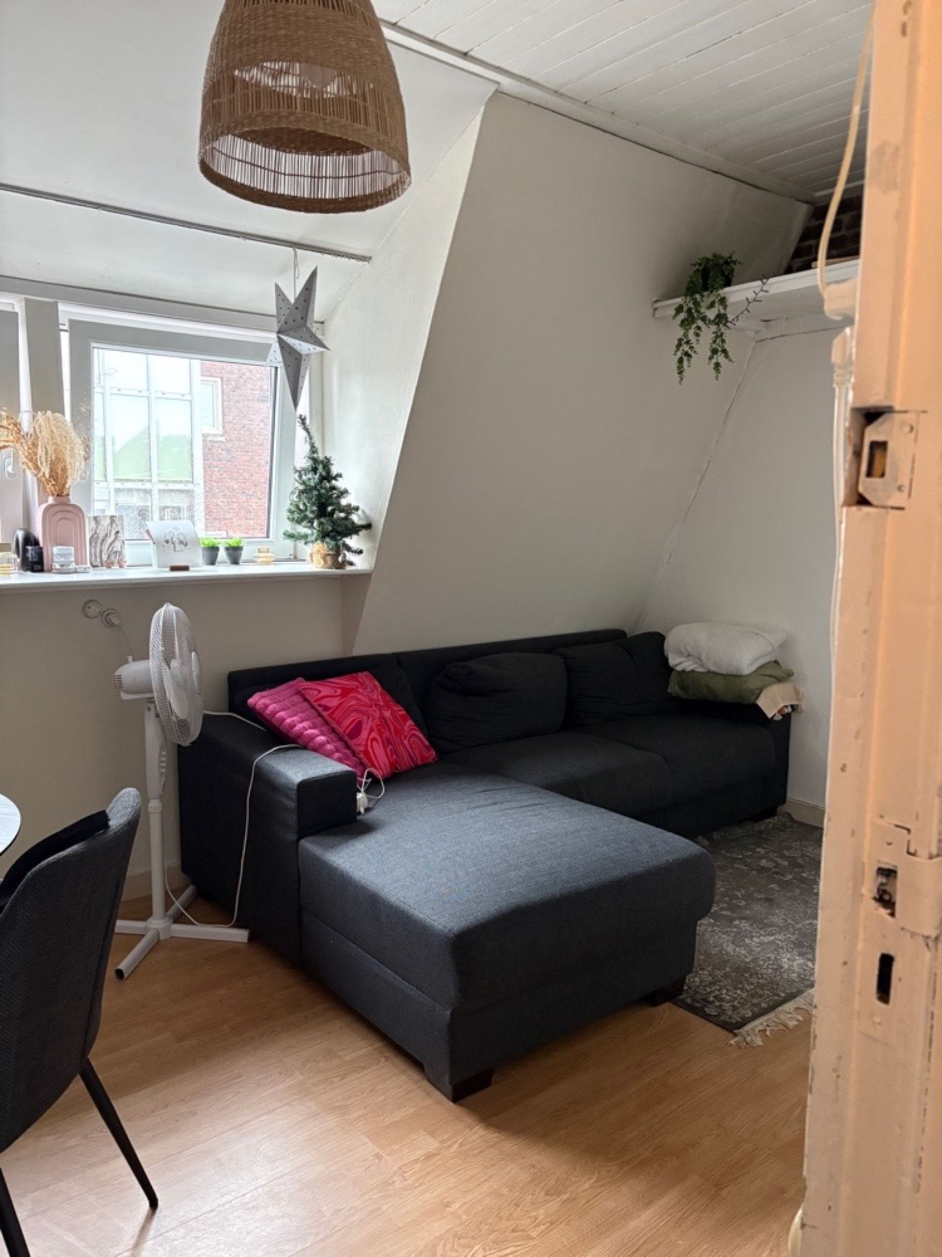 Image accompanying room listing