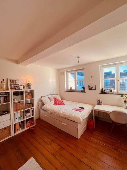 Image accompanying room listing