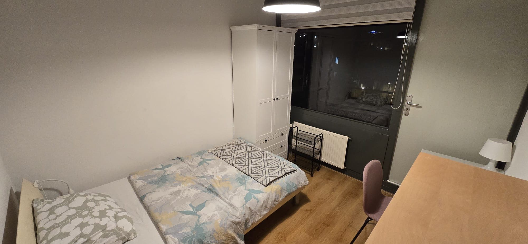 Image accompanying room listing