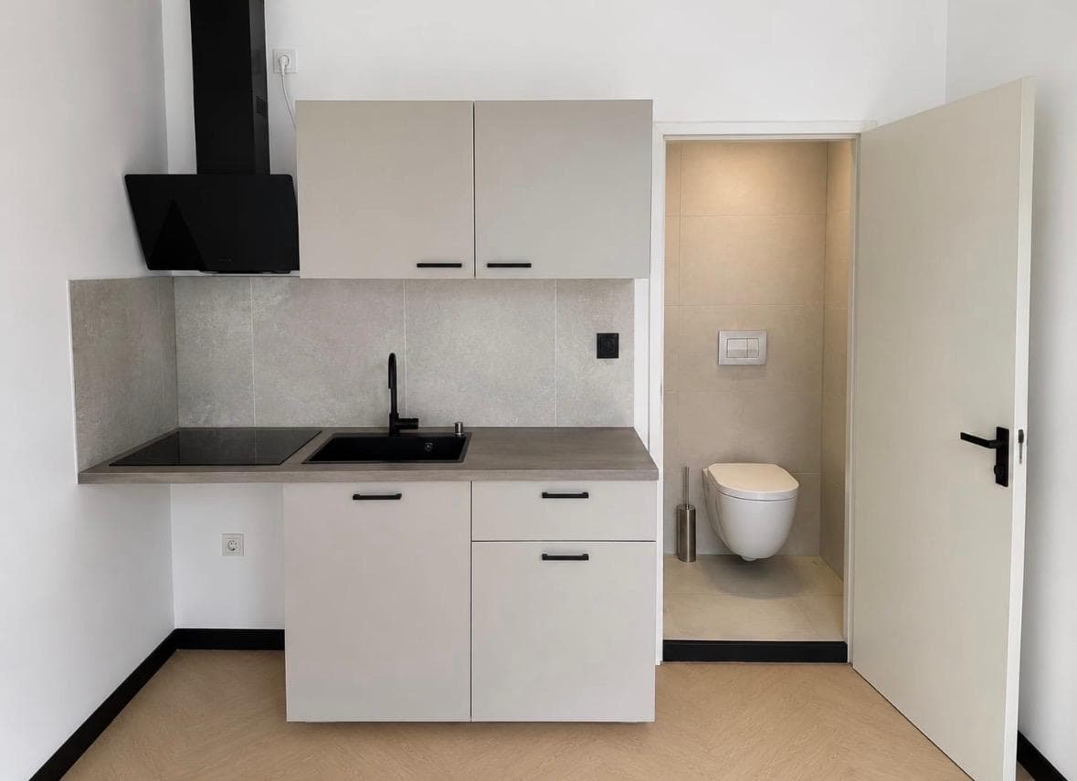 Image accompanying room listing