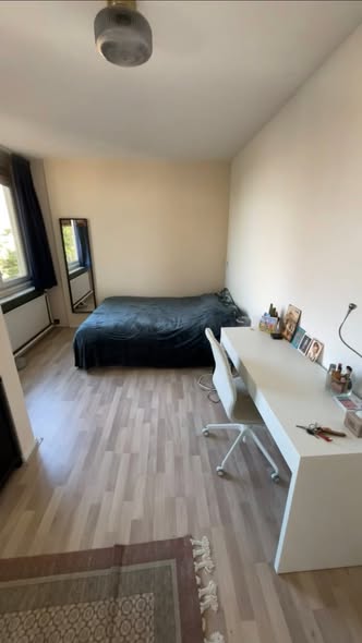 Image accompanying room listing
