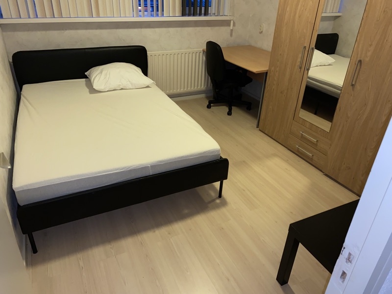 Image accompanying room listing