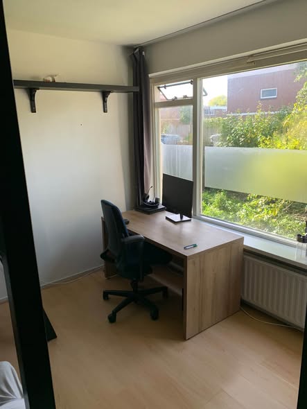 Image accompanying room listing