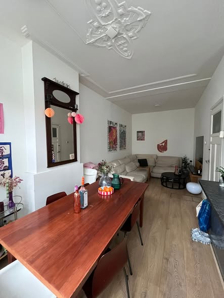 Image accompanying room listing