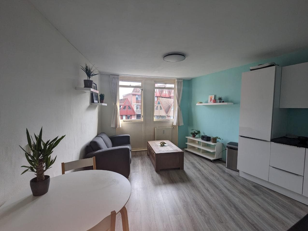 Image accompanying room listing
