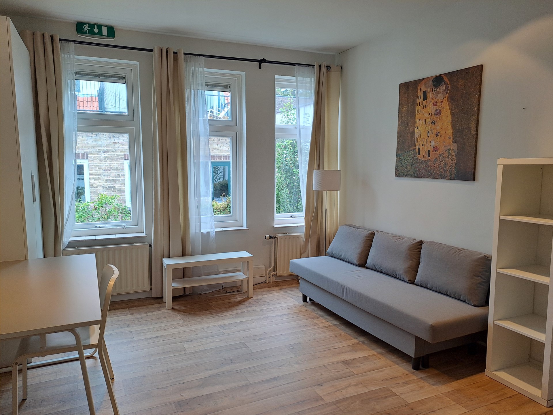 Image accompanying room listing