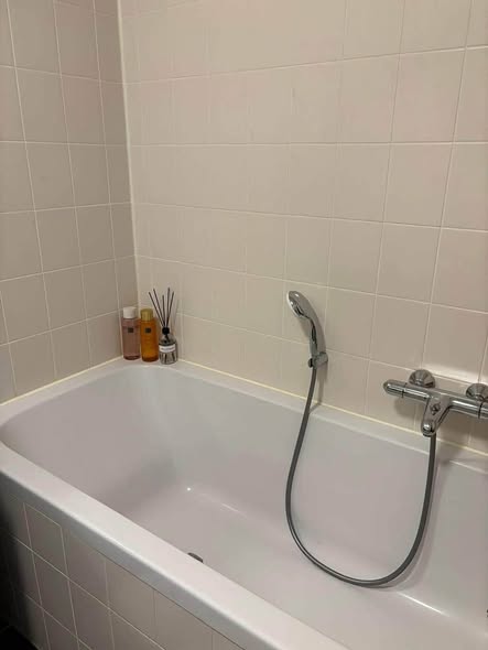 Image accompanying room listing