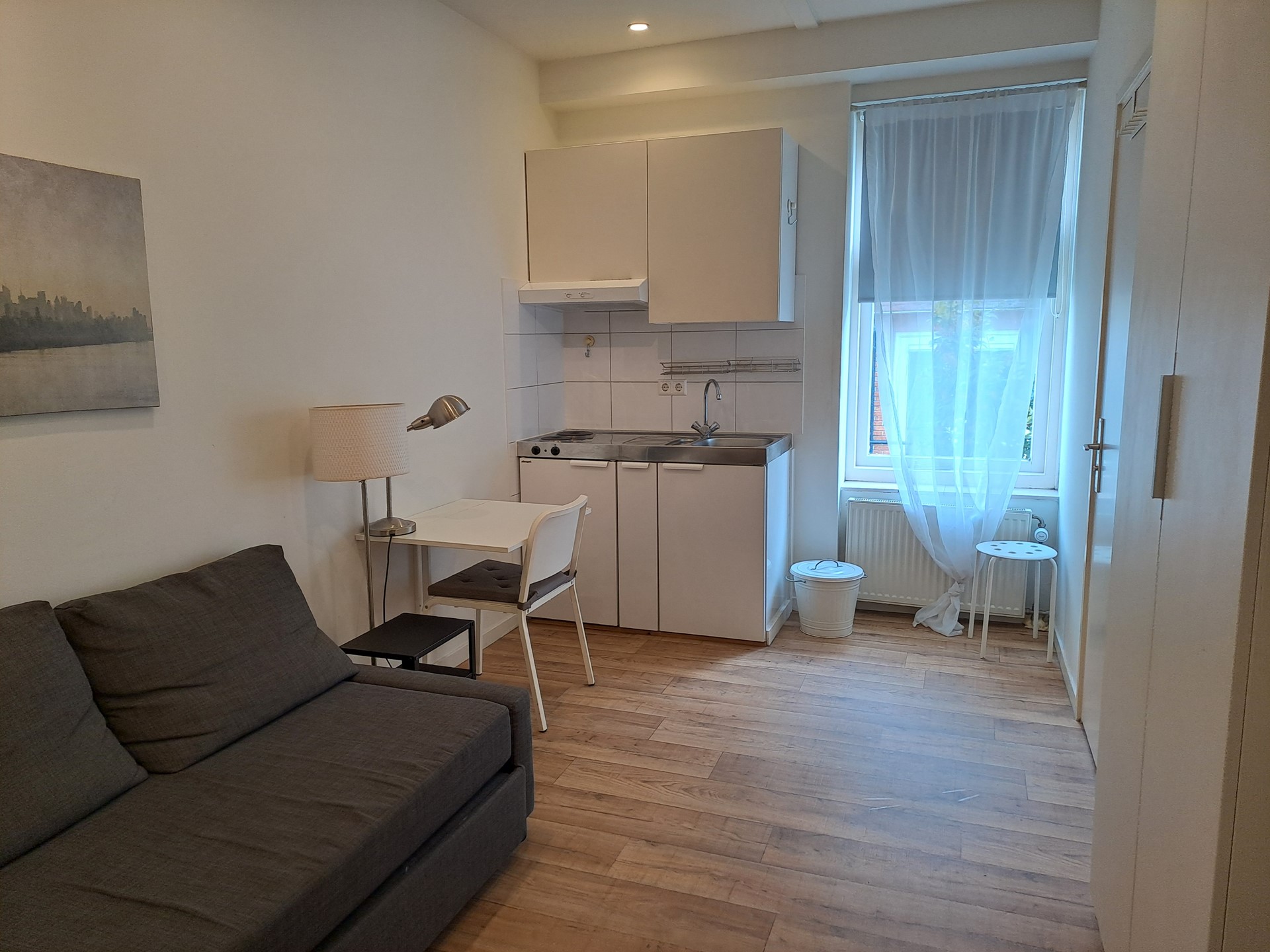Image accompanying room listing