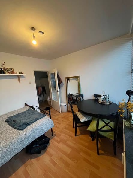Image accompanying room listing