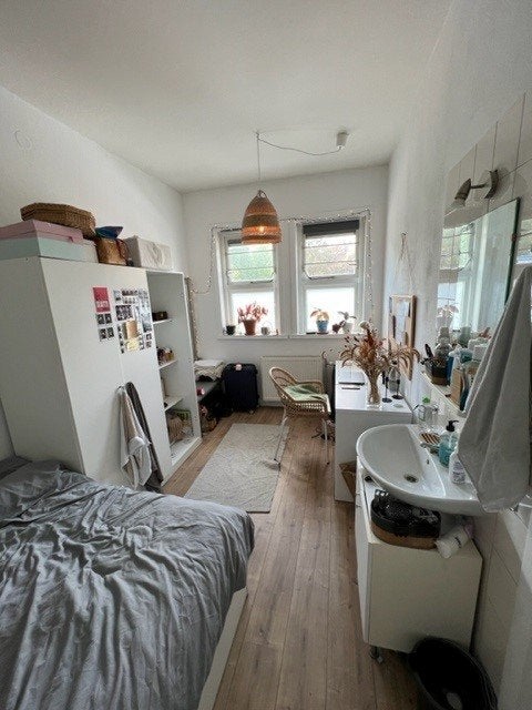 Image accompanying room listing