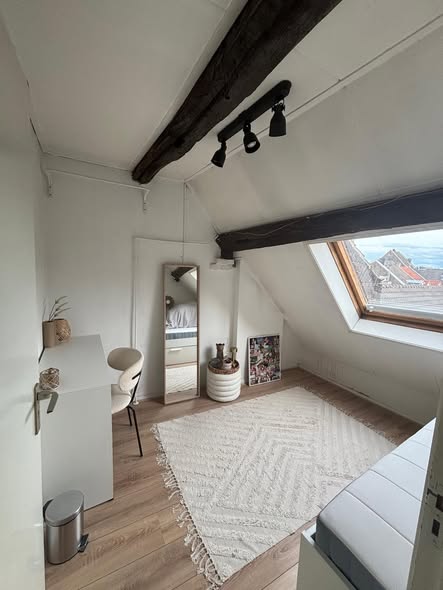 Image accompanying room listing