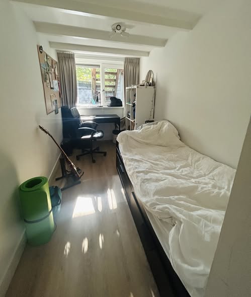 Image accompanying room listing