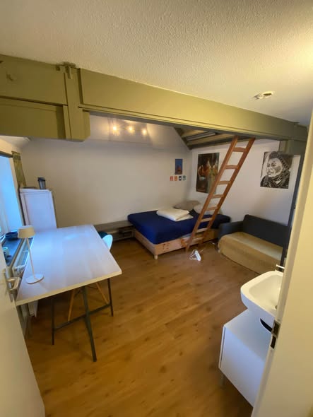 Image accompanying room listing