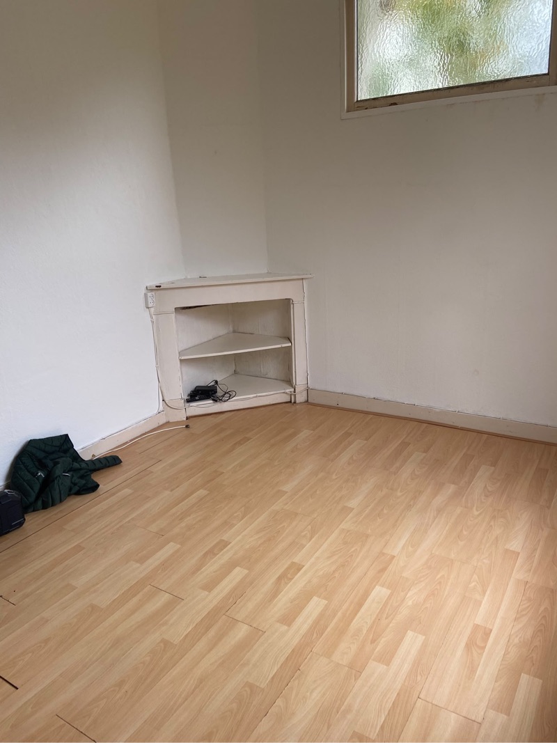 Image accompanying room listing