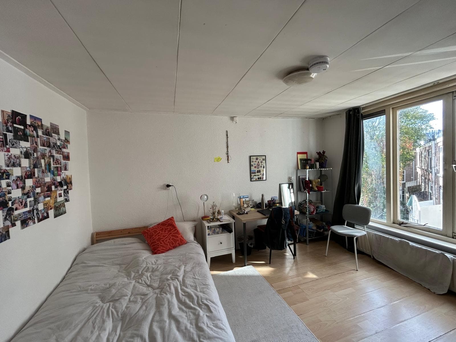 Image accompanying room listing