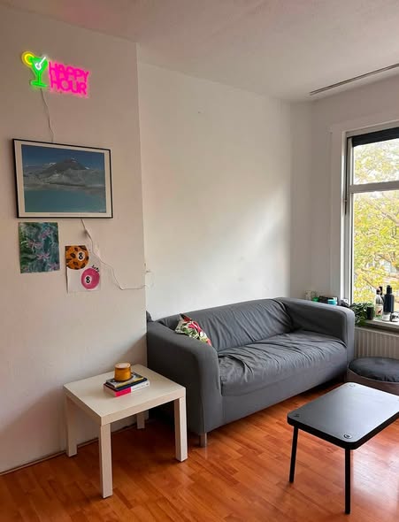 Image accompanying room listing