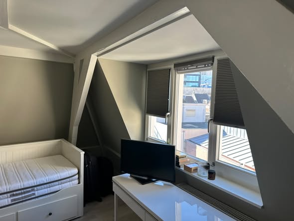 Image accompanying room listing