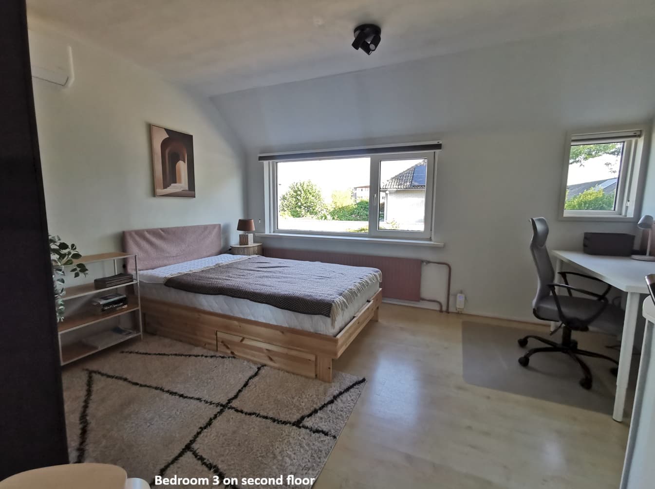 Image accompanying room listing