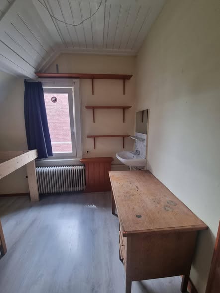 Image accompanying room listing