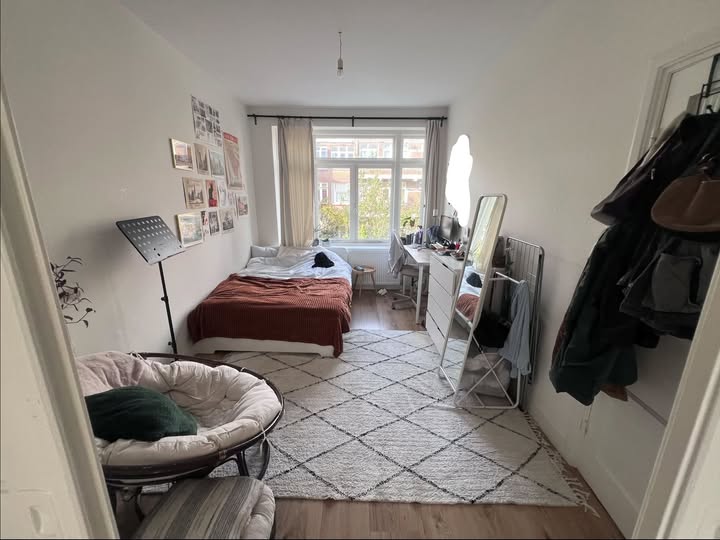 Image accompanying room listing