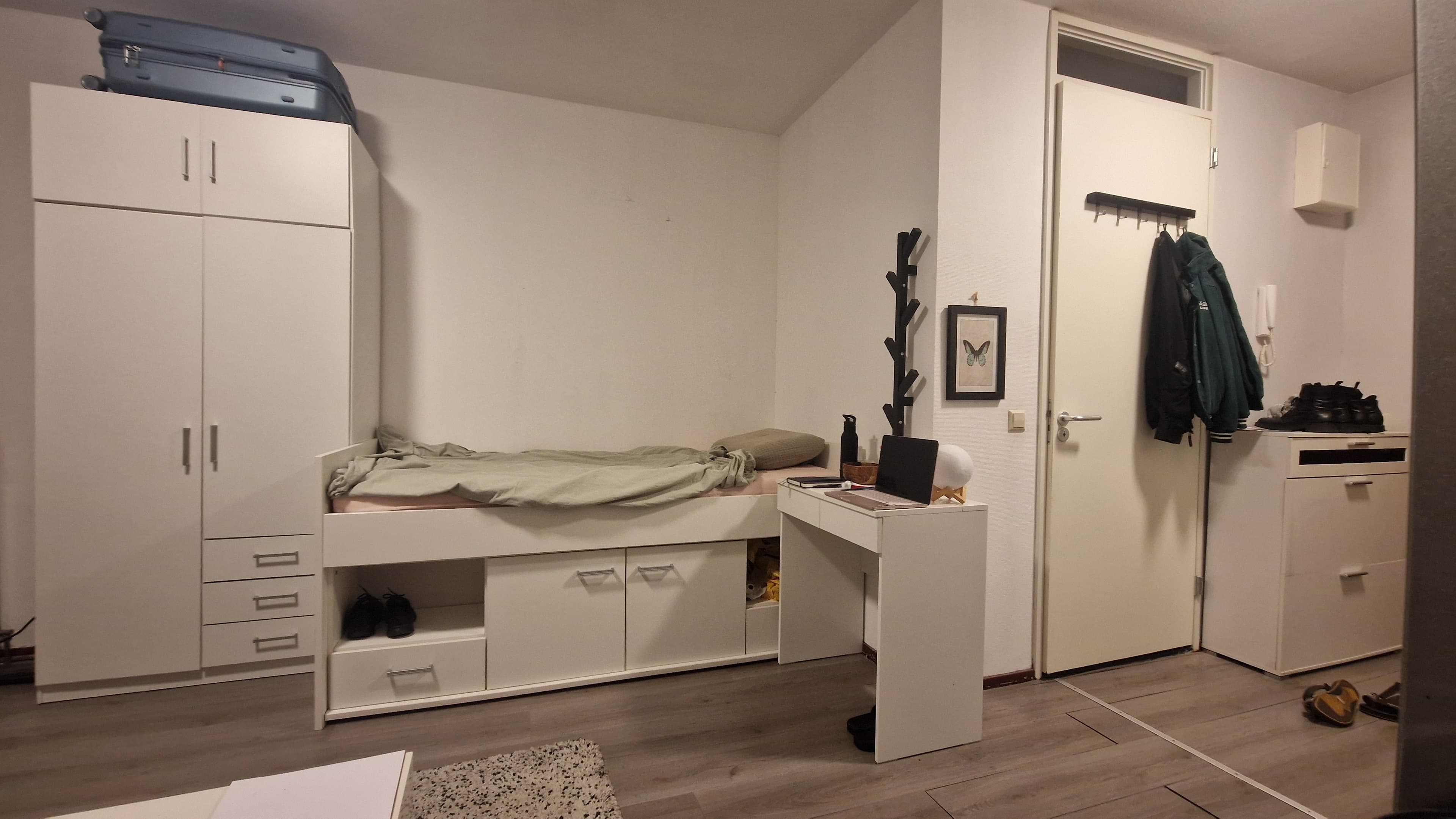 Image accompanying room listing