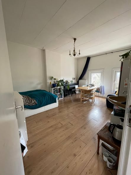 Image accompanying room listing
