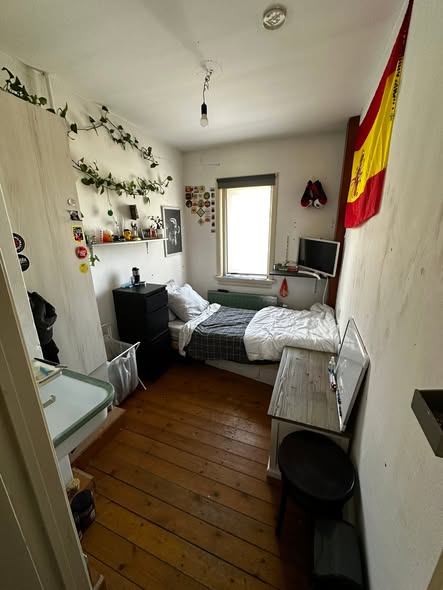 Image accompanying room listing