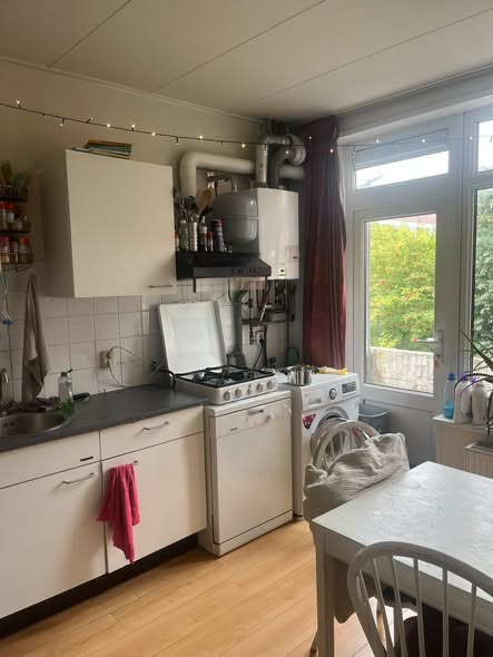 Image accompanying room listing